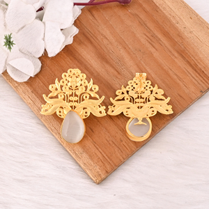 Boucles d'oreilles en laiton plaqué or faites à la main avec pierre œil-de-chat blanche, bijoux fantaisie pour femmes - Product Image 5