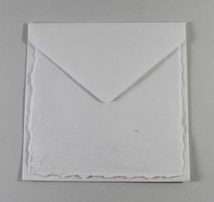 Carte personnalisée de haute qualité 250 g/m² à bords festonnés avec enveloppe assortie, papier recyclé fait main à partir de fibres de coton - Product Image 1