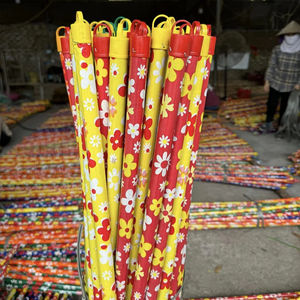 Palo de Escoba de Madera de Eucalipto Duradero con Revestimiento de PVC Termoencogible, con un Hermoso Diseño Floral - Product Image 1