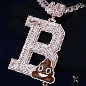 Sumérjase en el mundo del hip hop con un elegante colgante de diamantes sin igual con una letra y un símbolo Joyas de diamantes finos hechas a mano - Product Image 1