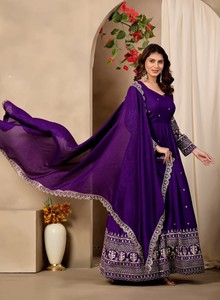 Traje Anarkali Violet Art Silk de Dhwaja Export, listo para usar, con bordados. - Product Image 2