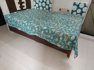 Couvre-lit imprimé floral et oiseaux, style bohème, moderne, toutes saisons, en denim patchwork, rembourrage en coton fait main, pour usage domestique - Product Image 1