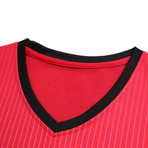 Camiseta de Fútbol Sublimada Personalizada para Hombre, Cuello en V, Manga Corta, Absorbe la Humedad, Uniforme Deportivo Rojo y Negro - Product Image 4