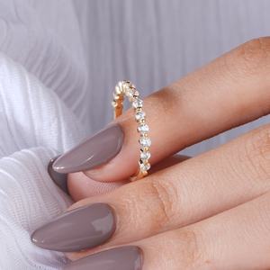 Anillo de Boda Minimalista para Mujer, Joyería Fina para Aniversario, Anillo de Eternidad Ultrafino de Oro de 14K con Moissanita de Corte Redondo - Product Image 5