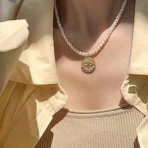 Collar de Perlas de Agua Dulce con Cadena de Clavícula de Perlas Pequeñas y Moneda de Oro Retro de Alta Calidad, Cadena para Suéter con Ojo de Diablo - Product Image 2