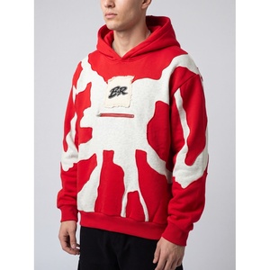 Sweat-shirt à capuche oversize pour homme, imprimé graphique rouge et blanc, style streetwear, en molleton avec patch artistique - Product Image 1