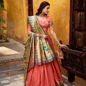 Ensemble de lehenga en soie Paithani de créateur avec dupatta à pallu en zari lourd et sac Batwa - Product Image 1