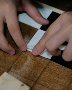 Ensemble d'échecs de luxe en bois de haute qualité, écologique, léger, au design moderne, fait main, pour salon, fabrication artisanale - Product Image 3