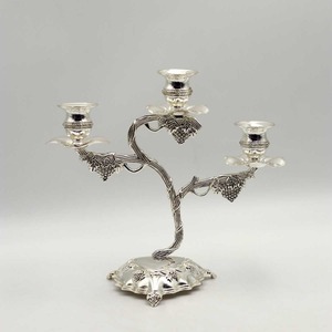 Elegante Candelabro de Metal Plateado con Motivos de Enredaderas y Tres Soportes, Diseñado para Realzar la Decoración de la Mesa con un Estilo Atemporal - Product Image 1