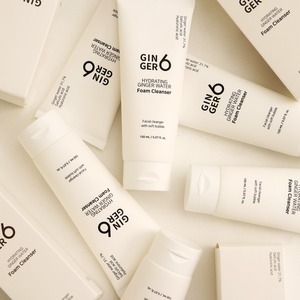 Limpiador facial diario de lujo de Korean Beauty enriquecido con agua de jengibre, ácido hialurónico, fórmula vegana para una limpieza suave del acné. - Product Image 3