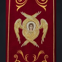 Chasuble Liturgique Rouge avec Symboles Chrétiens Brodés Or, Vêtement Sacerdotal Catholique pour Adulte, Tenue de Culte d'Église Haut de Gamme