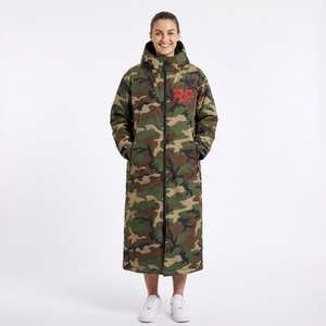 Robe de change imperméable à capuche doublée Sherpa pour sports nautiques, manteau long de haute qualité sur mesure - Product Image 1