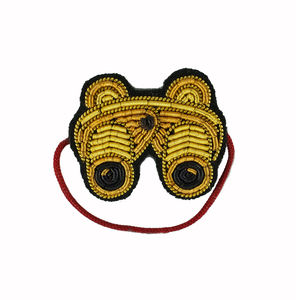 Broche florale perlée faite à la main, broche fleurie brodée avec détails en perles de rocaille, design décoratif et fabrication artisanale détaillée - Product Image 1