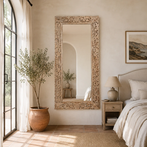 Grand miroir sur pied de forme organique avec une épaisse moulure en bois foncé et un support en chevalet, disponible à prix de gros. - Product Image 5
