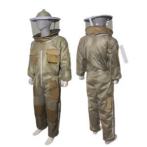 Traje de abeja de 3 capas con velo de esgrima y un par de guantes Traje de apicultura ventilado a prueba de picaduras para apicultores - Product Image 1