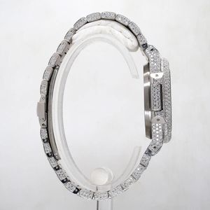 Splendide montre de luxe pour homme avec cadran en cristal saphir, mouvement à quartz analogique, boîtier en argent et moissanite, diamants, 28 mm - Product Image 3