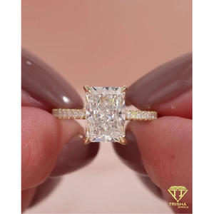Bague de fiançailles élégante en diamant de laboratoire taille émeraude VVS, en argent sterling 925 finition or, bijoux de mariée minimalistes - Product Image 2