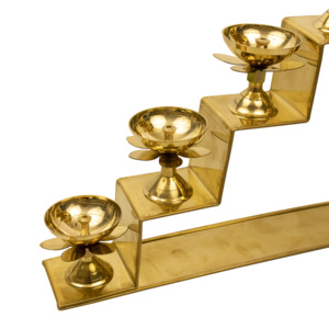 Lámpara de aceite de latón de cinco niveles Deepam, soporte artesanal tradicional para Pooja Diya, ideal para decoración del hogar, templos, festivales y regalos. - Product Image 4