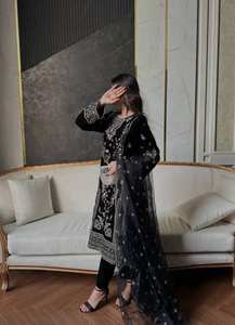 Conjunto de Pantalón y Blusa de Diseñador, Estilo Coreano, Satén de Seda, Organza Pesada, Dupatta con Bordado Rico, Estilo Bollywood, Largo hasta el Suelo, para Fiesta - Product Image 3