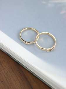 Anillo Fino Minimalista y Delicado de Plata de Ley 925 con Zirconia Creada en Laboratorio y Engaste de Bisel, para Pareja Cristiana, Joyas Kanta Gems - Product Image 2