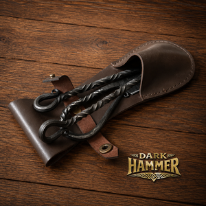 Juego de cubiertos medievales de hierro forjado a mano, utensilios con mango trenzado rústico y funda de cuero marrón. - Product Image 1