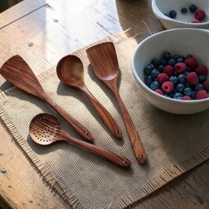 Juego de Utensilios de Cocina de Madera de Mango de 4 Piezas, Fáciles de Limpiar, Hechos a Mano, Diseño Personalizado, Marca Unicorn Handicrafts - Product Image 1