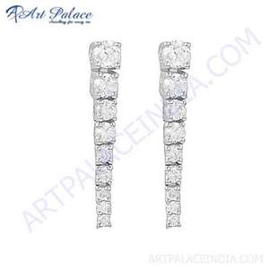 ต่างหูแฟชั่นสีเงินมีสไตล์พร้อมพลอยเซอร์โคเนียทรงลูกบาศก์ที่มีชื่อเสียง - Product Image 1