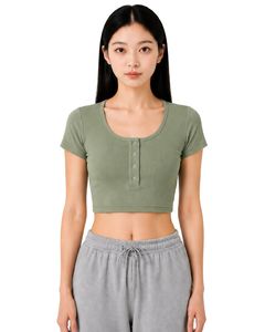 เสื้อครอปแขนสั้นทรงเข้ารูปสำหรับผู้หญิง สีเขียวเซจ ผ้าริบเนื้อนุ่ม ผสมคอตตอนและสแปนเด็กซ์ ยืดหยุ่นได้ สไตล์ลำลอง เหมาะสำหรับฤดูร้อน มีกระดุม - Product Image 1