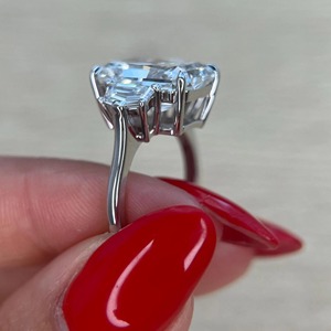 Anillo de Compromiso de Tres Piedras con Diamante Cultivado en Laboratorio de Corte Radiante de 8.60 Quilates _ Piedras Laterales Cadillac _ Certificado IGI _ Oro de 18k - Product Image 2