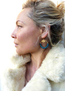 Boucles d'oreilles créoles en macramé perlé bleu faites à la main, plaquées or, avec breloque éventail vintage, style bohème, bijoux pendantes pour femme - Product Image 5