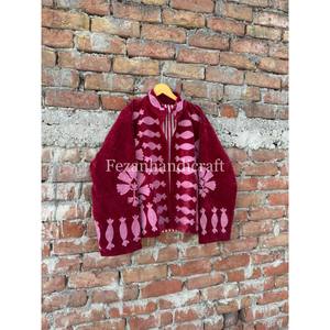 Manteau en velours rouge fait main, surchemise brodée Suzani, veste brodée ouzbèke avec deux poches latérales et doublure intérieure en coton - Product Image 4