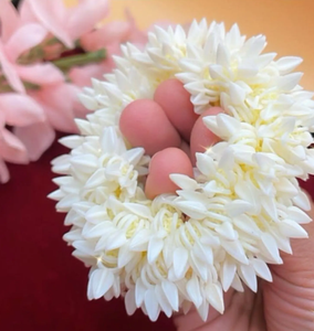 เครื่องประดับผมงานแต่งงานแบบดั้งเดิมทำมือจากดอกมะลิสีแดง  แบบถักทอ ใช้ซ้ำได้  ตกแต่งผมสไตล์อินเดีย สำหรับงาน Sangeet Haldi  ดอกมะลิประดิษฐ์  สวยงามน่าหลงใหล - Product Image 1