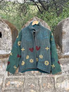 เสื้อแจ็คเก็ตผ้าฝ้ายงานฝีมือแบบคันธา ซูซานี – เสื้อแจ็คเก็ตปักลายแบบกลับด้านได้ ดีไซน์พิเศษ โดดเด่นด้วยลวดลายซูซานีแบบดั้งเดิมและลายคันธา - Product Image 4