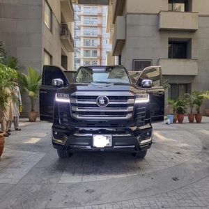 Cómodo Toyota Land Cruiser Heritage Edition con caja de cambios automática, en perfecto estado y con elegante interior de cuero oscuro. - Product Image 1