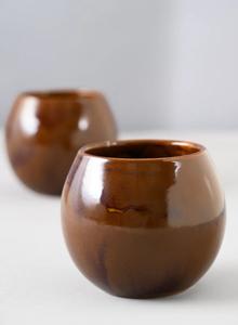 แจกันเซรามิกสีน้ำตาลมอคค่าสไตล์เรียบง่าย รูปทรงโค้งมน เคลือบเงาอย่างดี พร้อมสัมผัสอุ่นๆ เหมาะสำหรับตกแต่งพื้นที่อยู่อาศัยที่ทันสมัยและอบอุ่น - Product Image 4