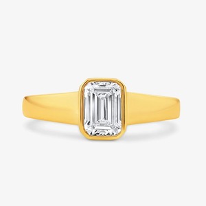 Bague de fiançailles solitaire en or jaune 14 carats avec diamant de laboratoire taille émeraude 1,10 carat serti clos - Product Image 1
