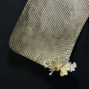 Bandeja de Servicio con Diseño de Mariposa Martillada, para Hotel, Restaurante y Fiestas, Bodas, Hecha a Mano, en Dorado y Plateado, de Doble Tono, de Lujo - Product Image 5