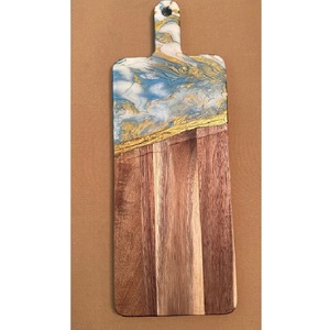 Planche à découper en bois d'acacia de qualité supérieure avec logo personnalisé, planche en résine faite à la main avec des détails blancs et dorés, décoration de cuisine unique, planche à servir pour la pizza - Product Image 2