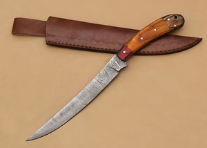 Cuchillo de caza hecho a mano con hoja de acero de Damasco, mango de madera y filo biselado. - Product Image 4