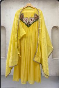 Ensemble indien pakistanais en soie brodée jaune, tissu lourd, tunique longue, pantalon et dupatta, séchage rapide, tenue traditionnelle pour femme, idéal pour les fêtes - Product Image 5