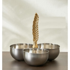 Corbeille à fruits en métal argenté brossé avec deux poignées en branches dorées à plumes, centre de table, plat de service - Product Image 2