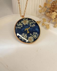 Collar de Resina de Cristal Hecho a Mano con Piedras Naturales, Colgante de Turquesa de Diseño con Patrón Escultórico para Mujeres y Niñas - Product Image 1