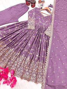 Robe Anarkali en Soie Chinon Brodée de Paillettes Miroir avec Bordure Découpée, Dupatta et Pantalon Élastique Cousu – Tenue Ethnique KW 1097 - Product Image 5