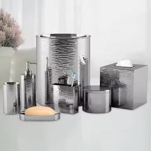 Accessoires de salle de bain d'hôtel : porte-serviettes en métal, distributeur de savon, porte-brosse à dents, poubelle - Product Image 1