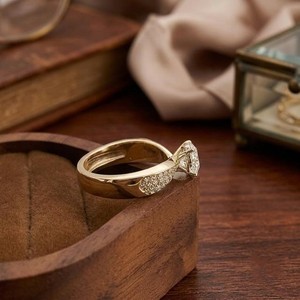 Anillo de Compromiso Solitario con Diamante de Corte Redondo en Oro Amarillo con Banda de Diamantes Pavé, Anillo de Novia Clásico, Joyería Elegante para Boda - Product Image 4