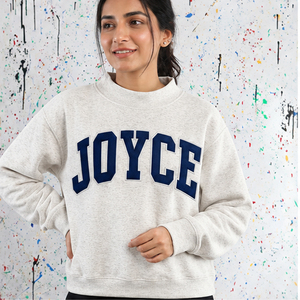 Joyce – Fabricant de vêtements en maille à col montant personnalisés noirs pour femmes, avec lettres grecques, pour universités, collèges, sororités et fraternités – Vêtements personnalisés - Product Image 4