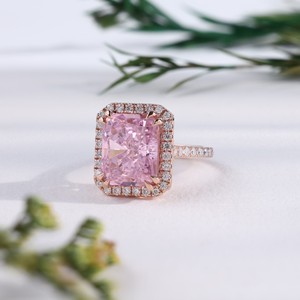 Anillo de compromiso, nupcial, de aniversario o de fiesta, con halo de diamantes de talla radiante en oro rosa vintage, diseño geométrico grande, ideal como regalo. - Product Image 4