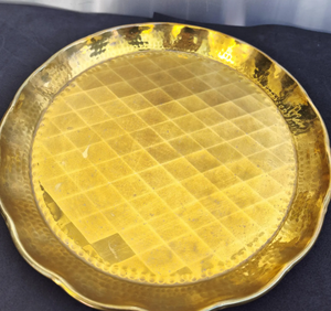 Plato de Presentación Redondo de Metal Dorado, Martillado y Pulido, Decoración para Mesa de Boda o Evento, Chapado en Oro, Elegante, Moderno y Vintage - Product Image 1