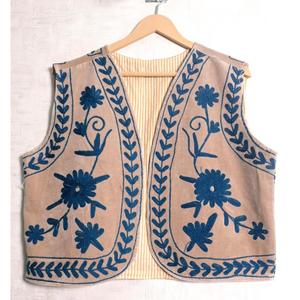 Chaleco de Terciopelo Suzani Vintage para Mujer, Bordado Floral Hecho a Mano, Estilo Boho, Prenda Exterior de Diseño - Product Image 1