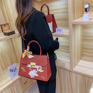Sac fourre-tout décontracté de luxe pour femme en cuir PU de style chinois de haute qualité avec broderie de lotus, fermeture éclair et bandoulière - Product Image 5